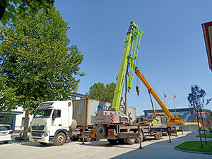 印度尼西亞的石膏粉生產(chǎn)線已全部裝箱運(yùn)抵港口，印尼的朋友坐等收貨吧。我們的安裝人員已準(zhǔn)備就緒，整裝待發(fā)。